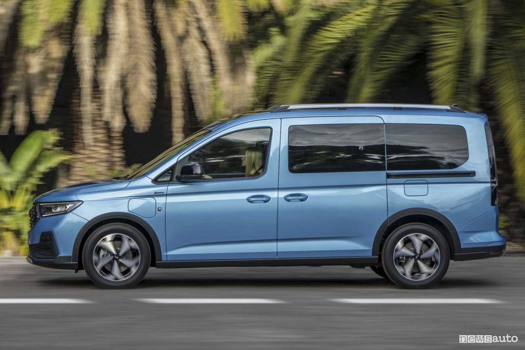 Ford Tourneo Connect PHEV su strada