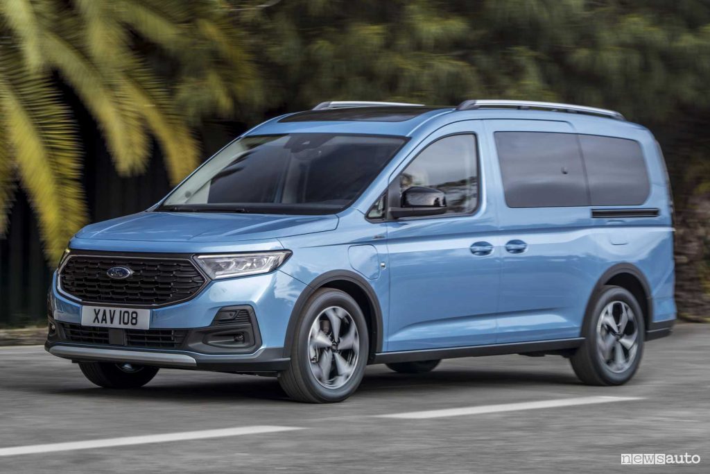 Ford Tourneo Connect PHEV su strada