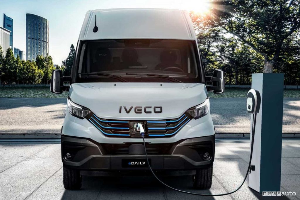 Iveco eDaily furgone in ricarica