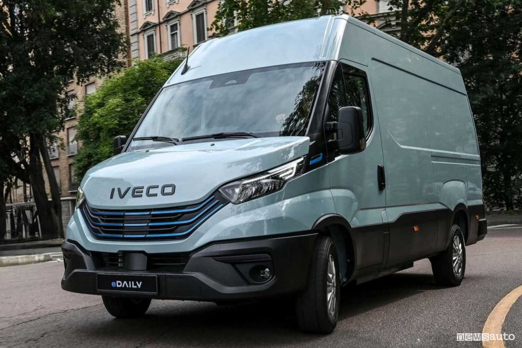 Iveco eDaily furgone su strada