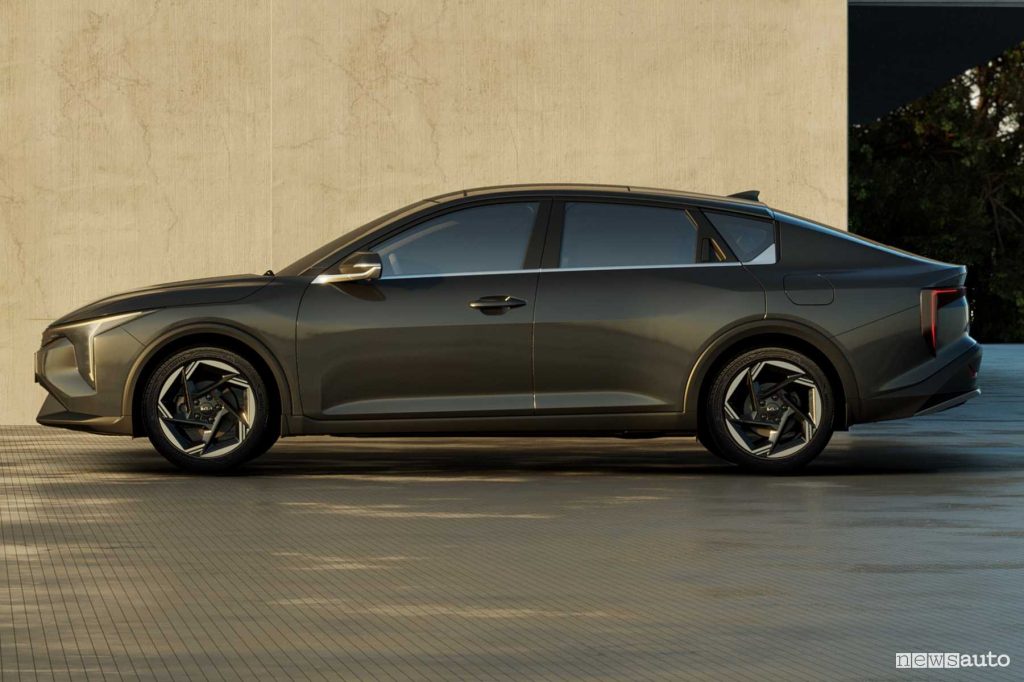 Kia K4 laterale