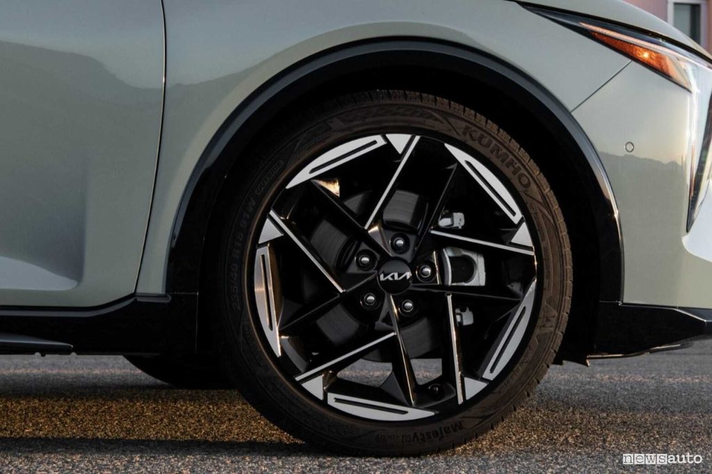 Kia K4 GT Line cerchi in lega da 18"