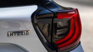 Mazda2 Hybrid 2024 logo Hybrid portellone posteriore