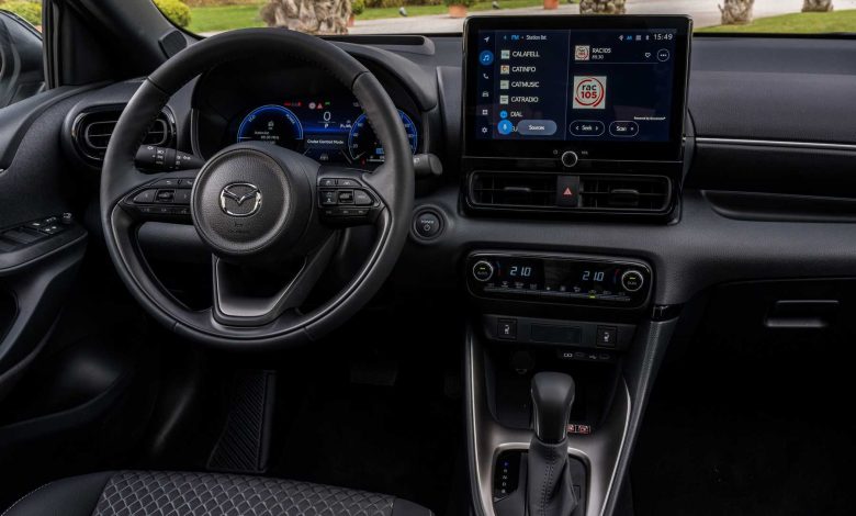 Mazda2 Hybrid 2024 plancia abitacolo