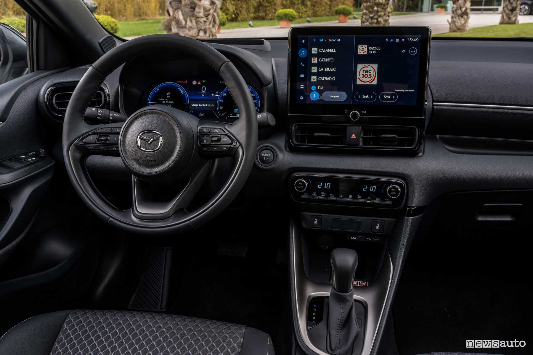 Mazda2 Hybrid 2024 plancia abitacolo