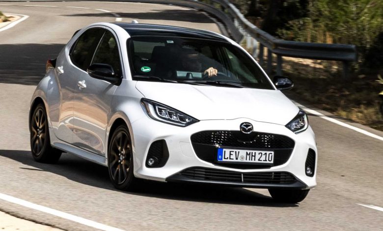 Mazda2 Hybrid 2024 su strada