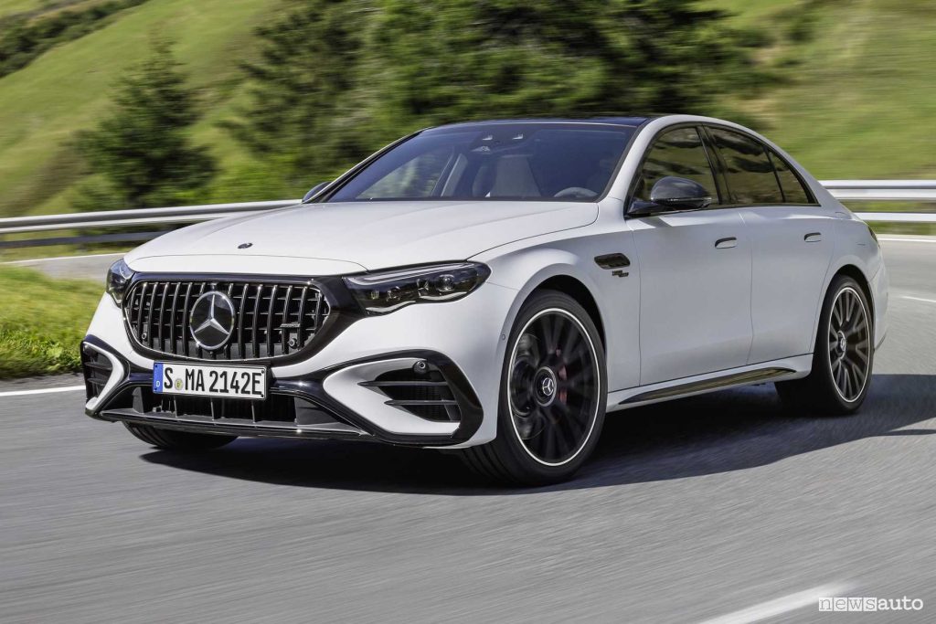 Mercedes-AMG E 53 Hybrid 4Matic+ su strada