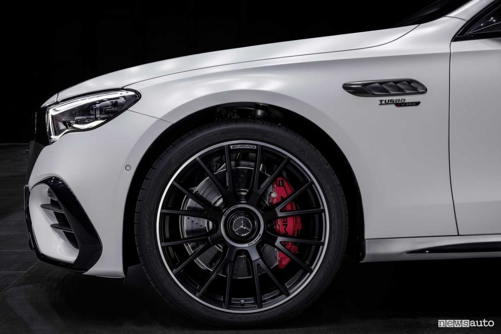Mercedes-AMG E 53 Hybrid 4Matic+ cerchi in lega da 21"