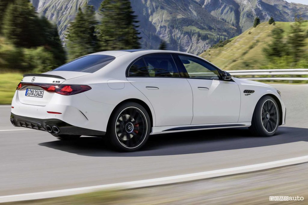 Mercedes-AMG E 53 Hybrid 4Matic+ su strada