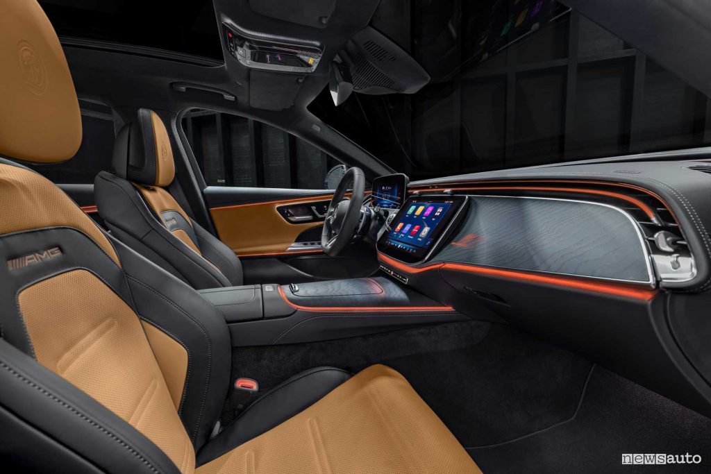 Mercedes-AMG E 53 Hybrid 4Matic+ Wagon sedili anteriori abitacolo