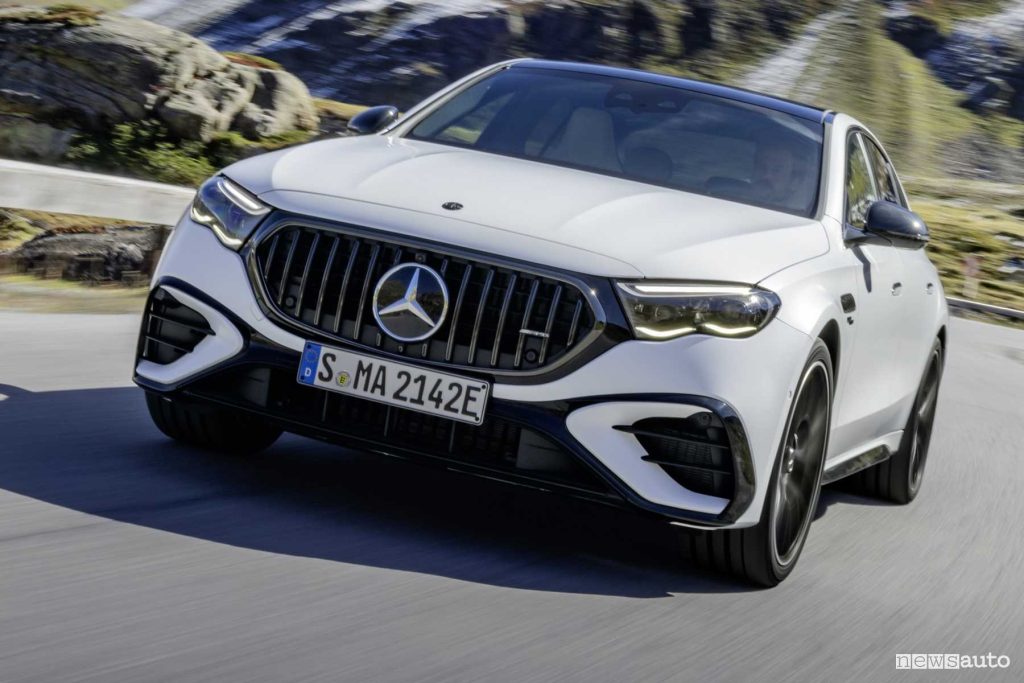 Mercedes-AMG E 53 Hybrid 4Matic+ su strada