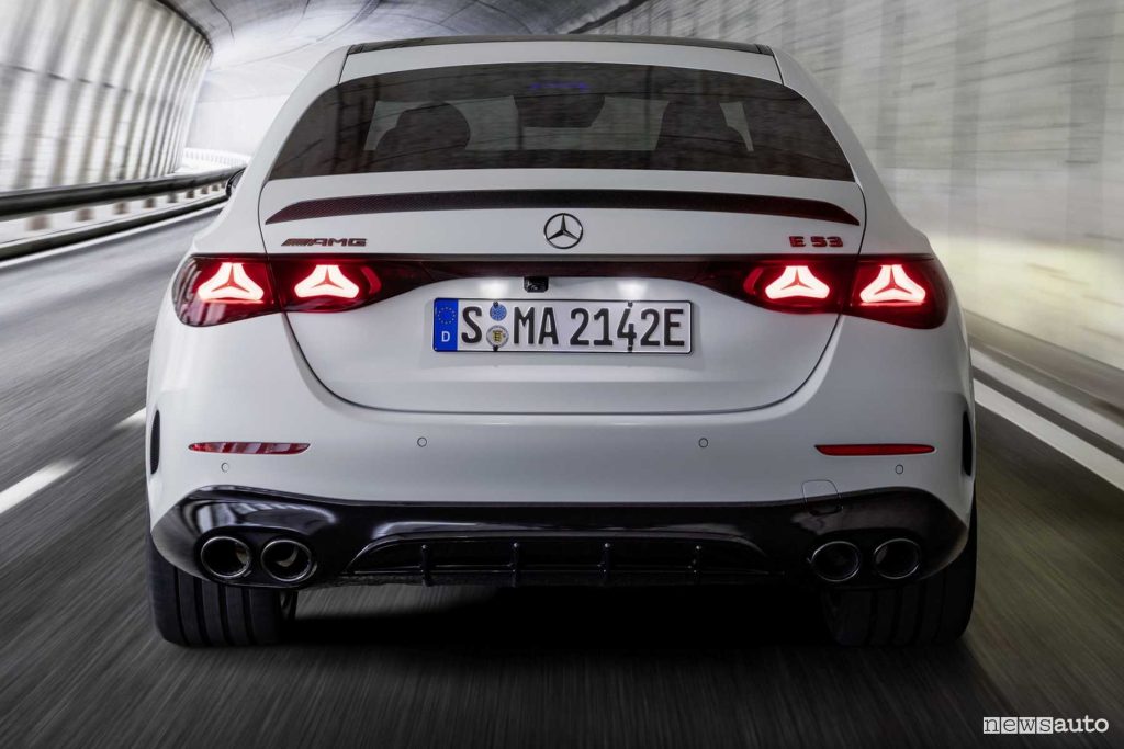 Mercedes-AMG E 53 Hybrid 4Matic+ su strada