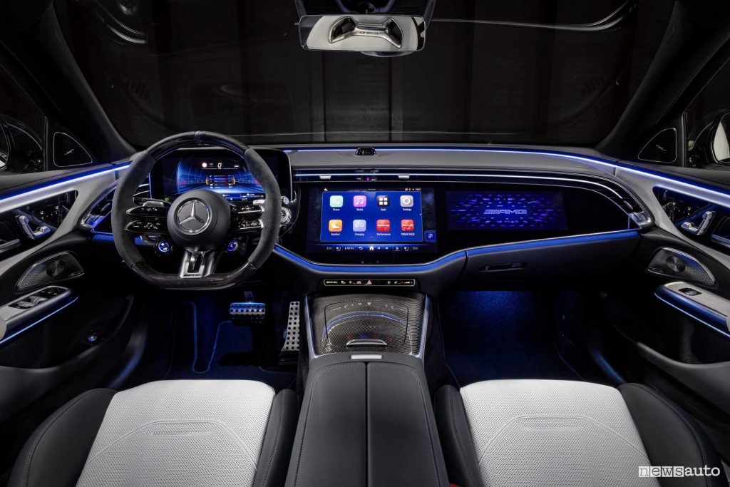 Mercedes-AMG E 53 Hybrid 4Matic+ plancia abitacolo