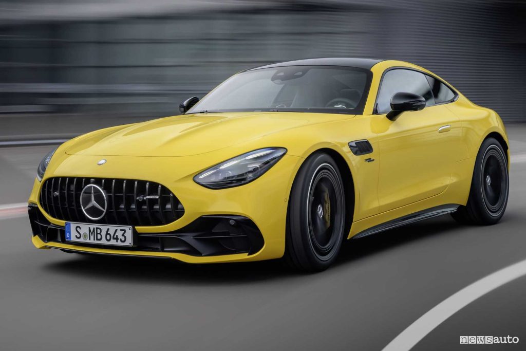 Mercedes-AMG GT 43 Coupé su strada