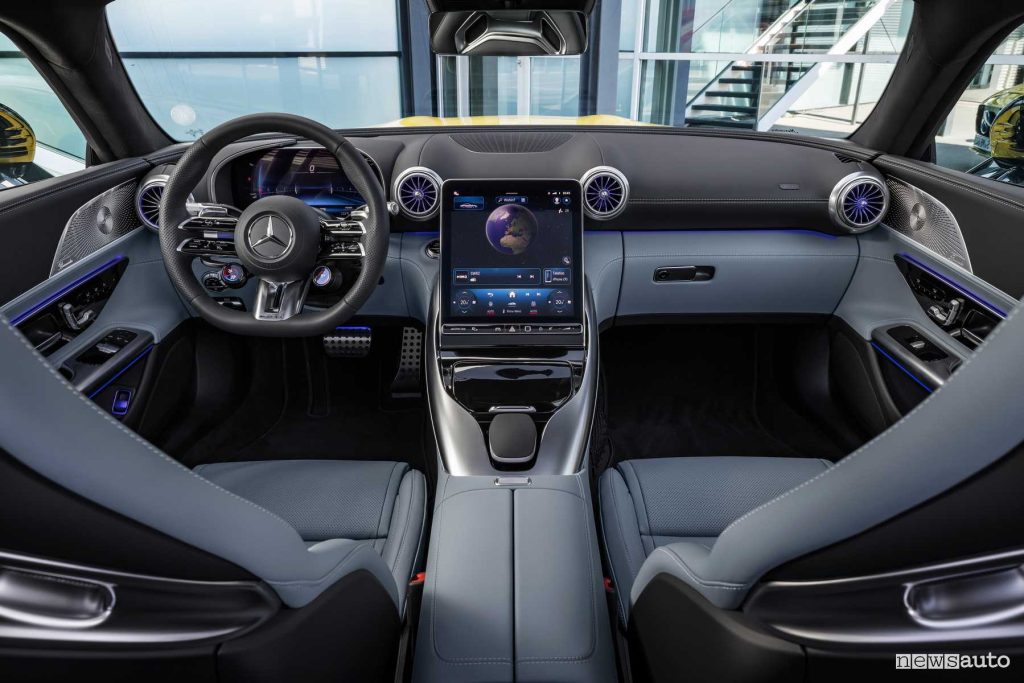 Mercedes-AMG GT 43 Coupé plancia abitacolo