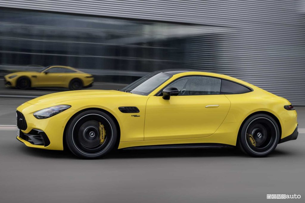 Mercedes-AMG GT 43 Coupé su strada