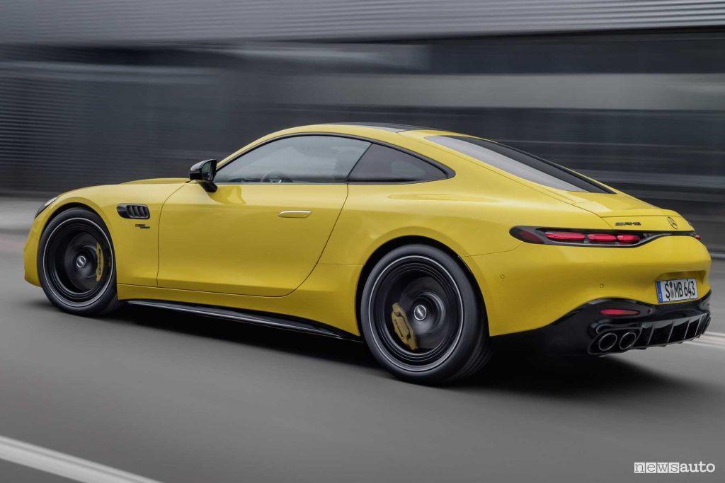 Mercedes-AMG GT 43 Coupé su strada