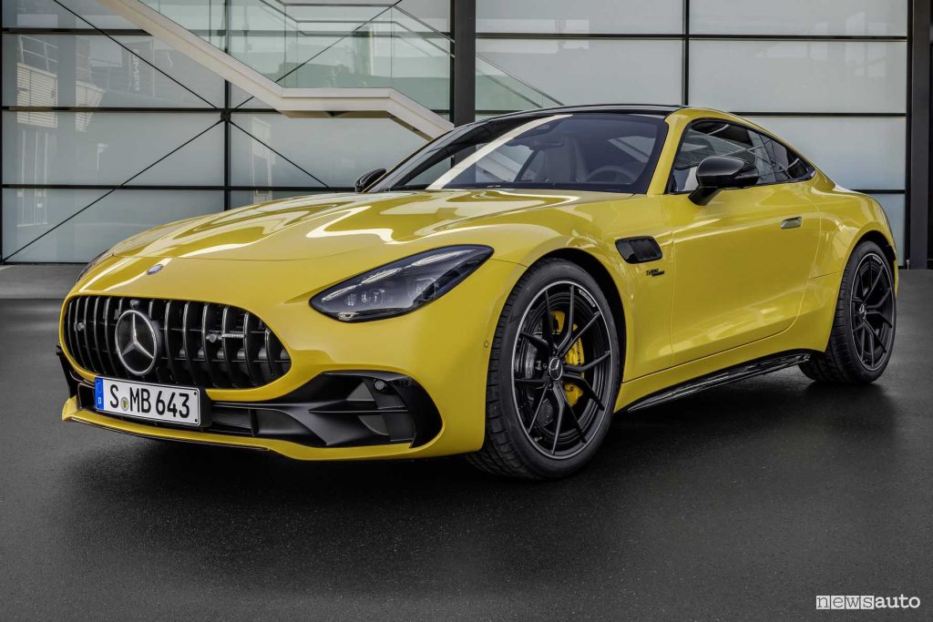 Mercedes-AMG GT 43 anteriore 3/4
