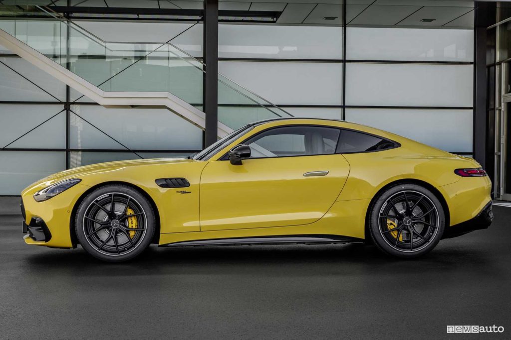 Mercedes-AMG GT 43 laterale