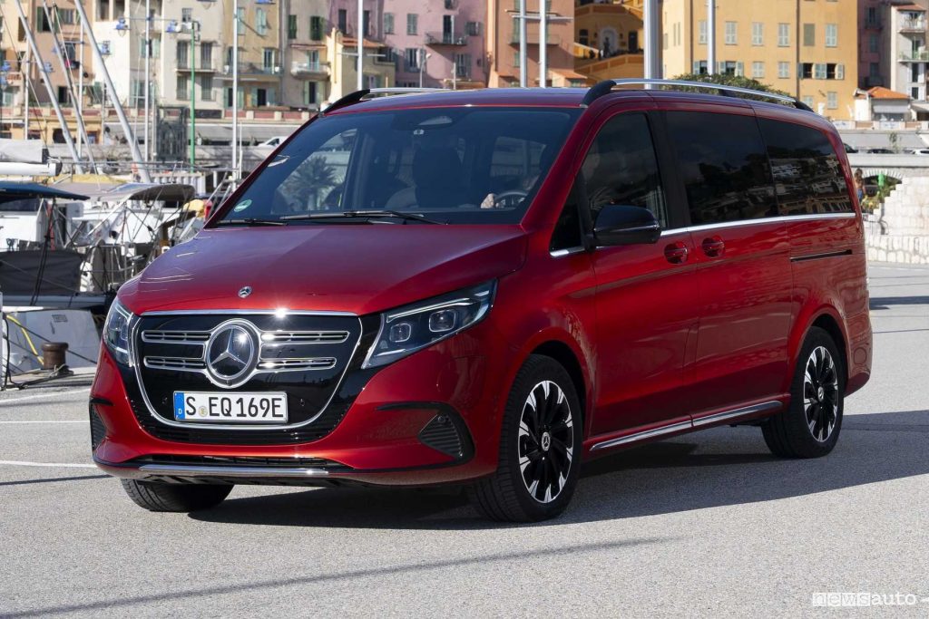 Mercedes-Benz EQV rosso anteriore 3/4