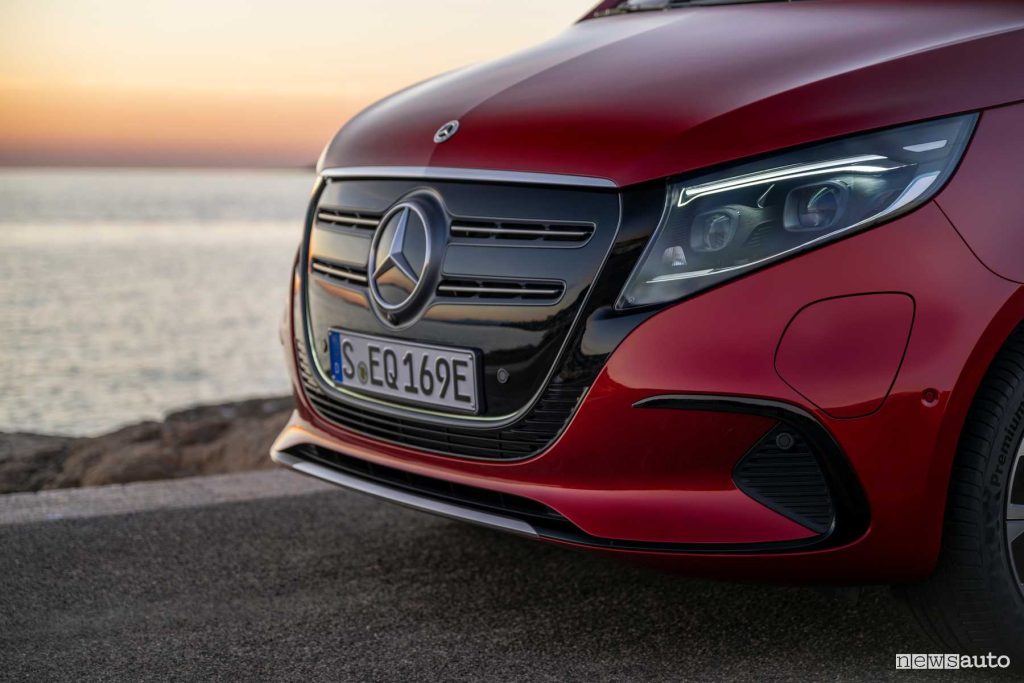 Mercedes-Benz EQV rosso griglia, fari anteriori