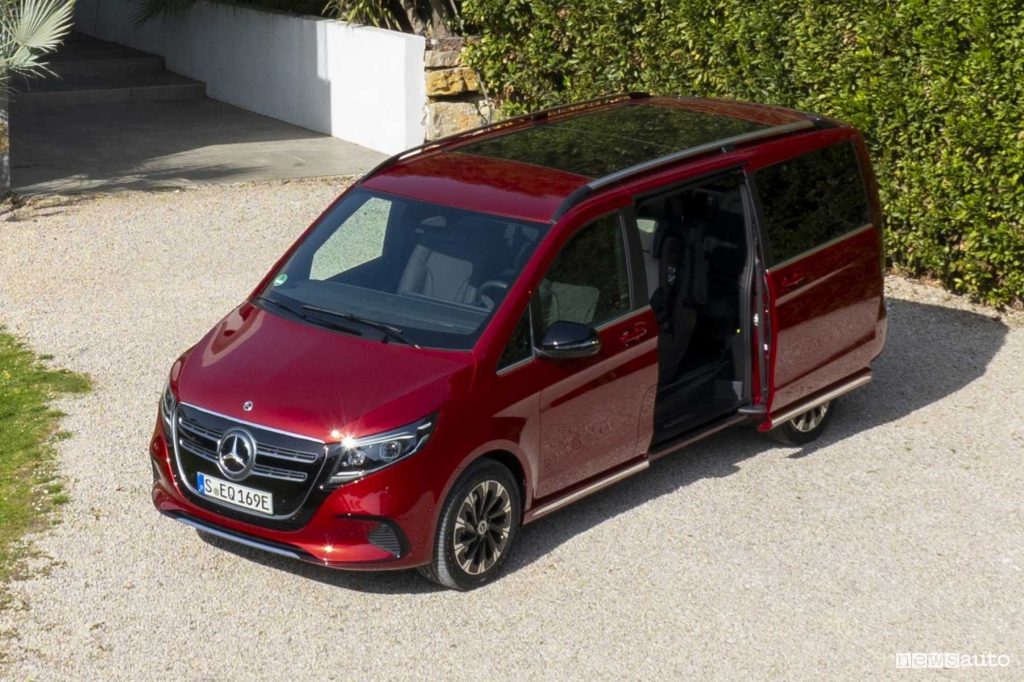 Mercedes-Benz EQV rosso portiera aperta