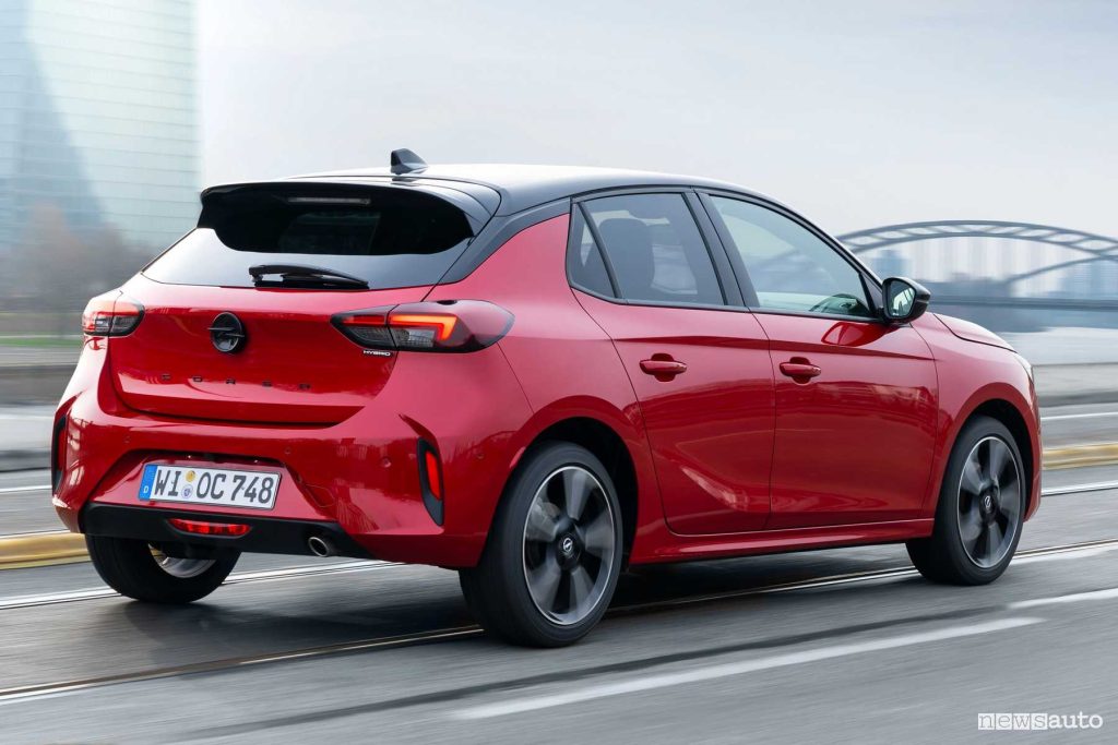Opel Corsa Hybrid vista posteriore su strada