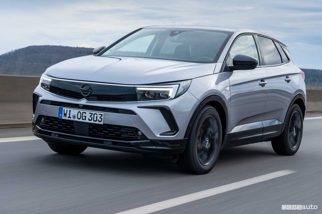 Opel Grandland Hybrid a 48 V su strada