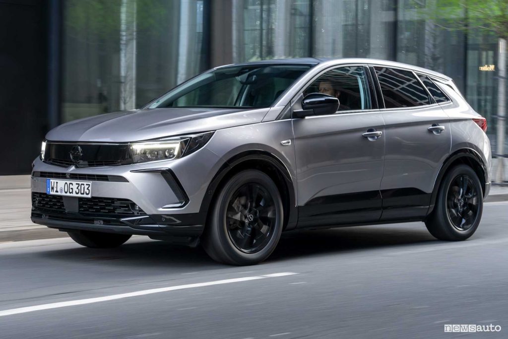 Opel Grandland Hybrid a 48 V su strada