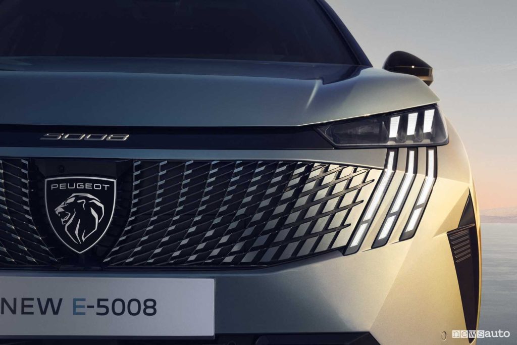 Peugeot e-5008 GT fari a LED firma luminosa anteriore