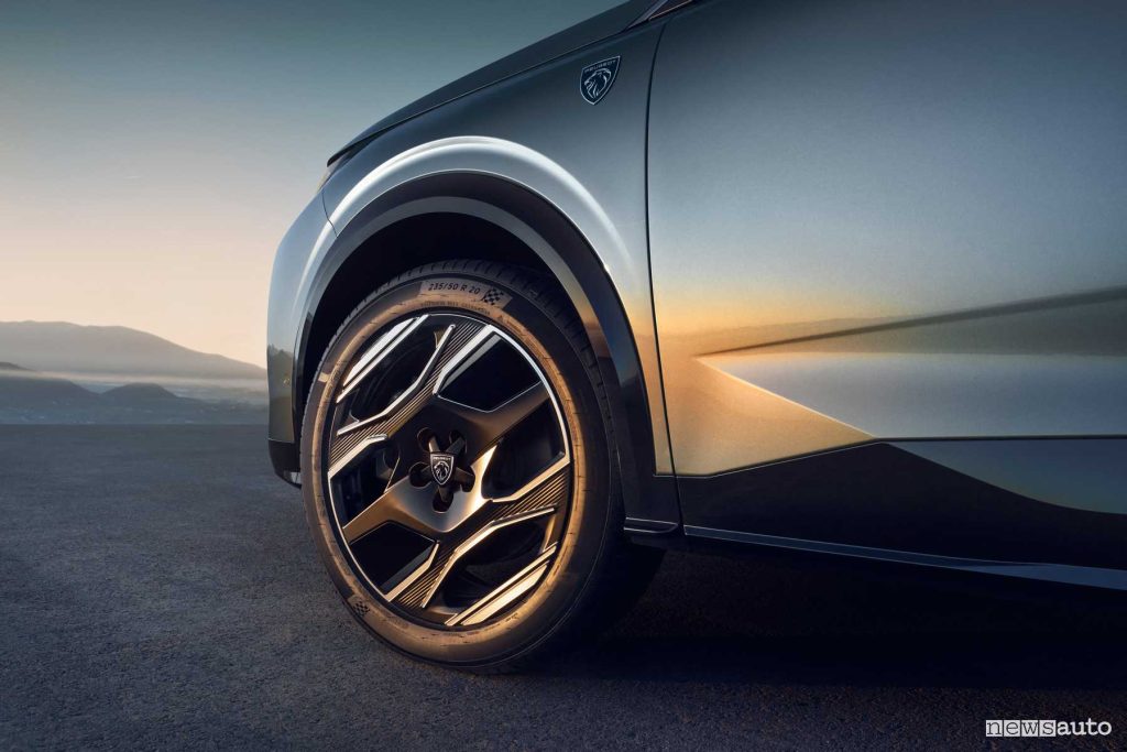 Peugeot e-5008 GT cerchi in lega da 20"