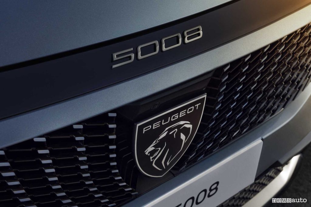 Peugeot e-5008 GT logo, telecamera griglia anteriore