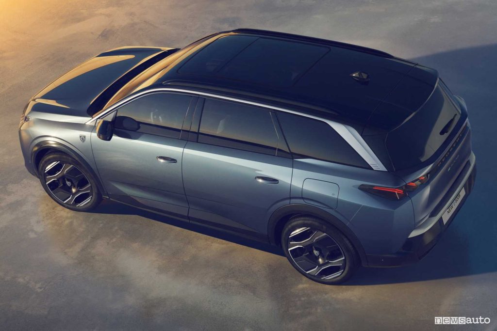 Peugeot e-5008 tetto nero in contrasto sull'allestimento GT