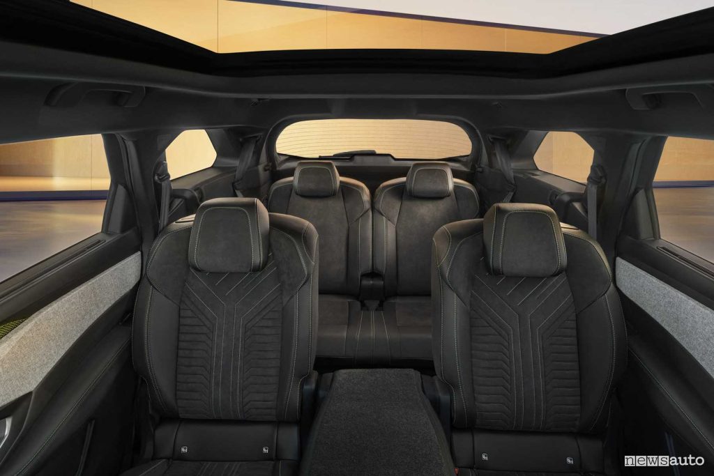 Peugeot e-5008 GT sedili abitacolo