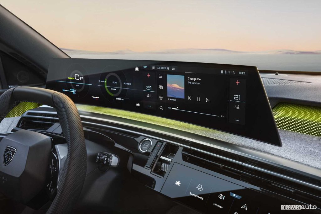 Peugeot e-5008 GT schermo panoramico da 21" i-Cockpit