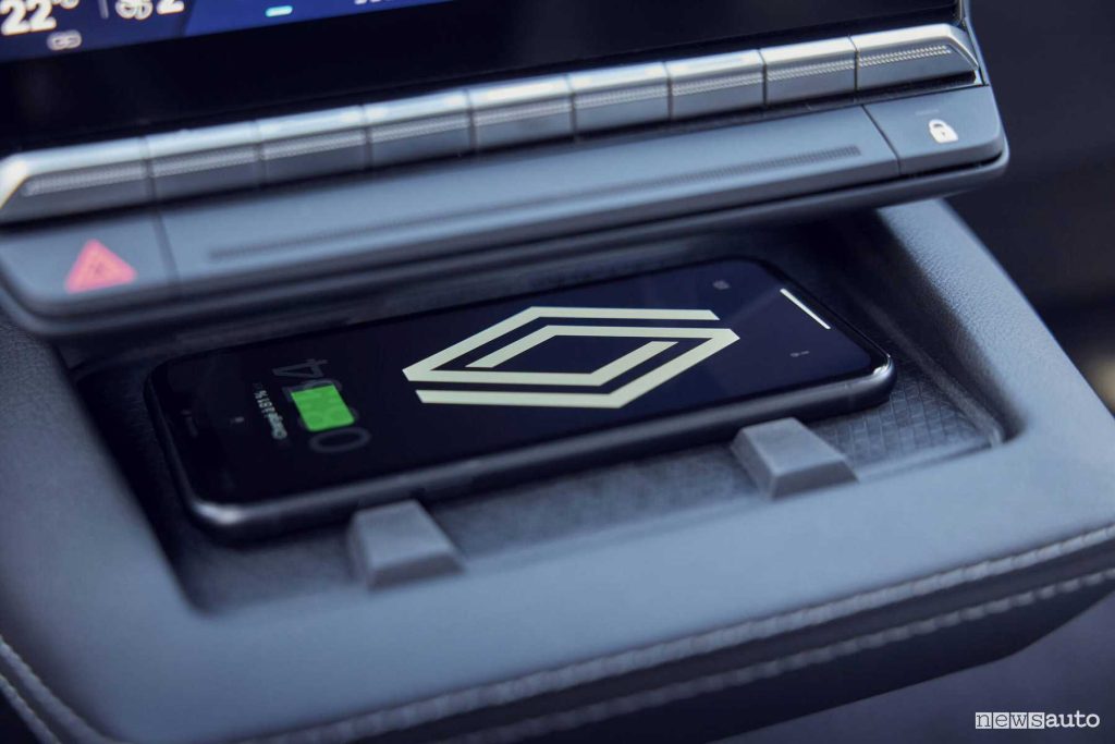 Renault Scenic E-Tech electric Iconic bianca vano per la ricarica wireless