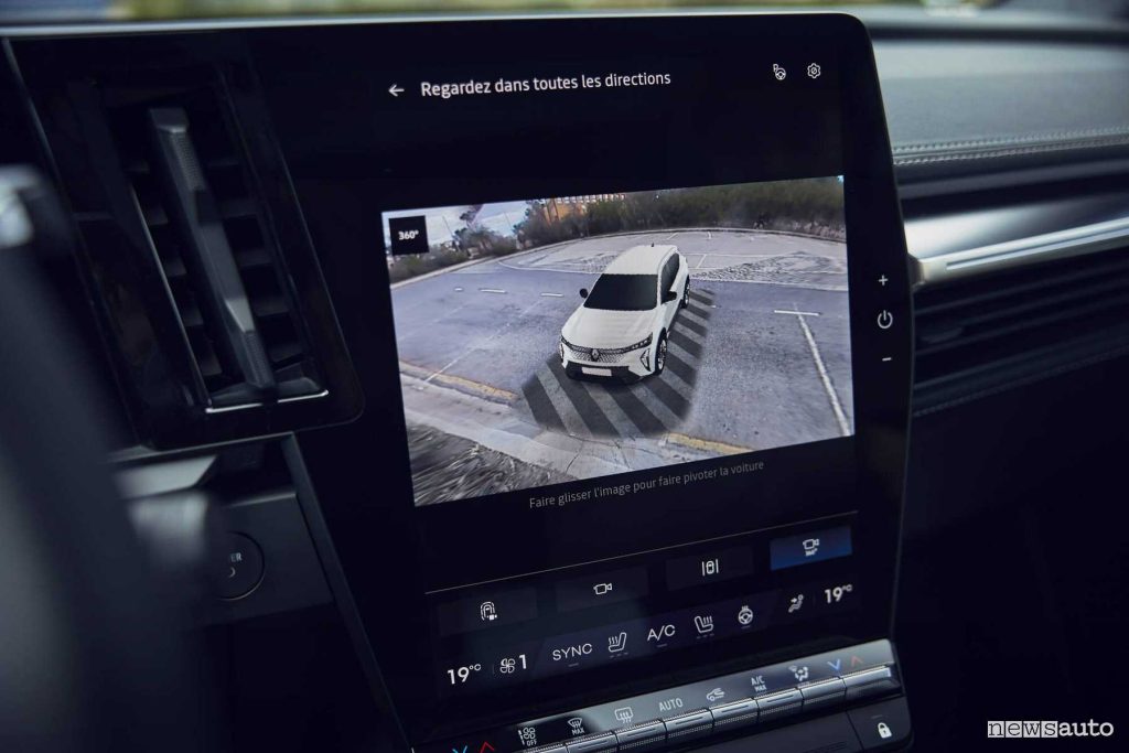 Renault Scenic E-Tech electric Iconic bianca display infotainment