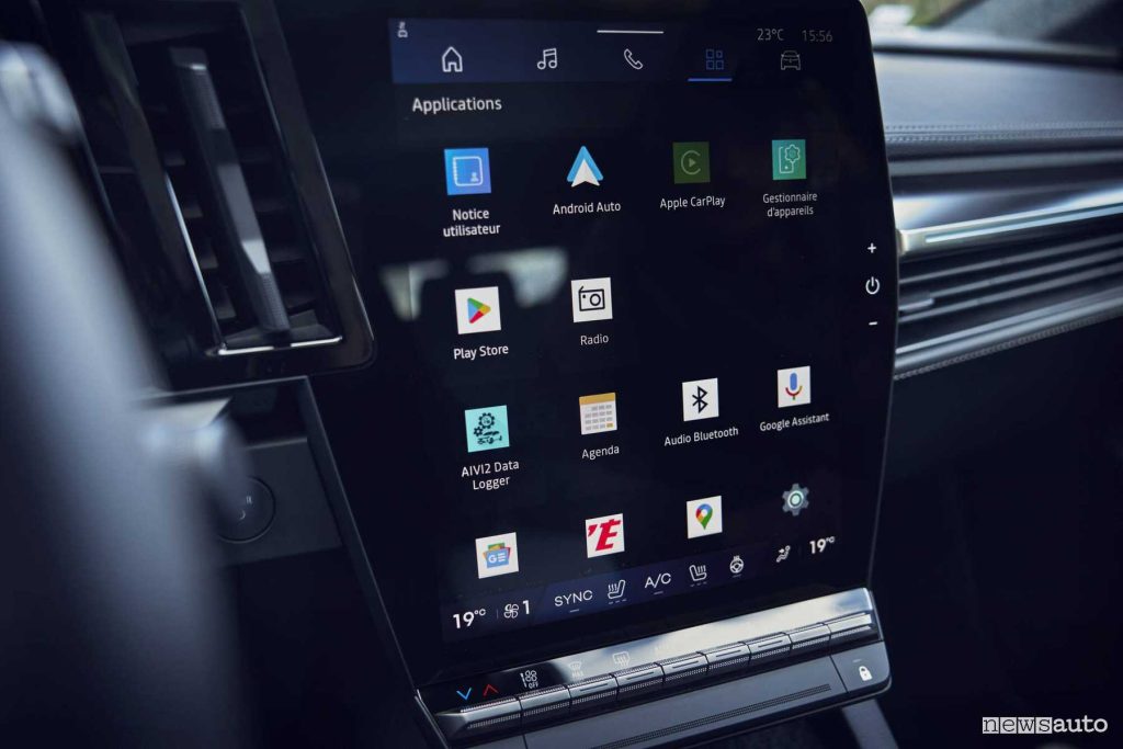 Renault Scenic E-Tech electric Iconic bianca display infotainment