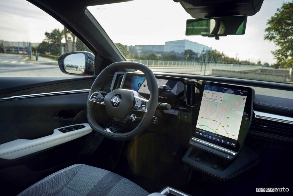 Renault Scenic E-Tech electric Iconic bianca volante abitacolo