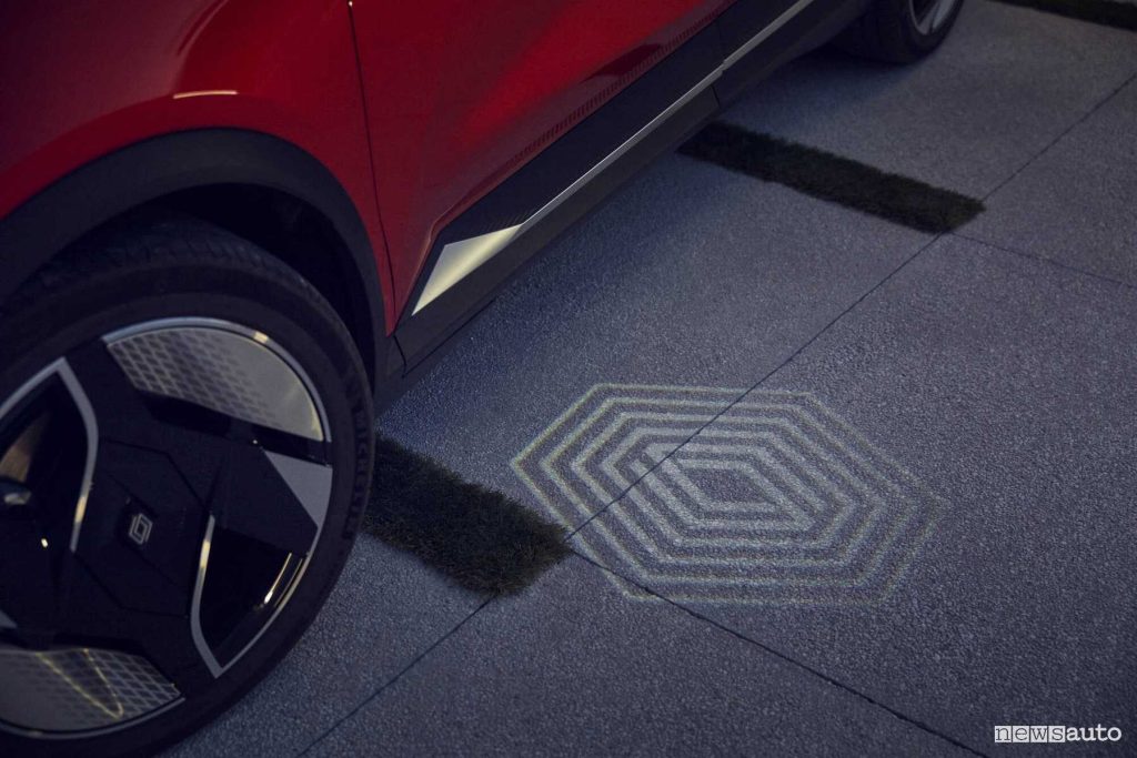 Renault Scenic E-Tech electric Iconic rossa logo proiettato a terra