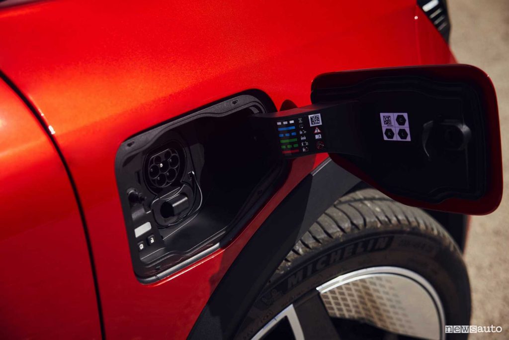 Renault Scenic E-Tech electric Iconic rossa vano per la ricarica in AC/DC