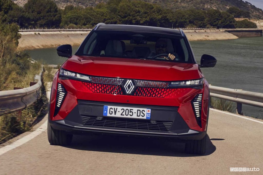 Renault Scenic E-Tech electric Iconic rossa su strada