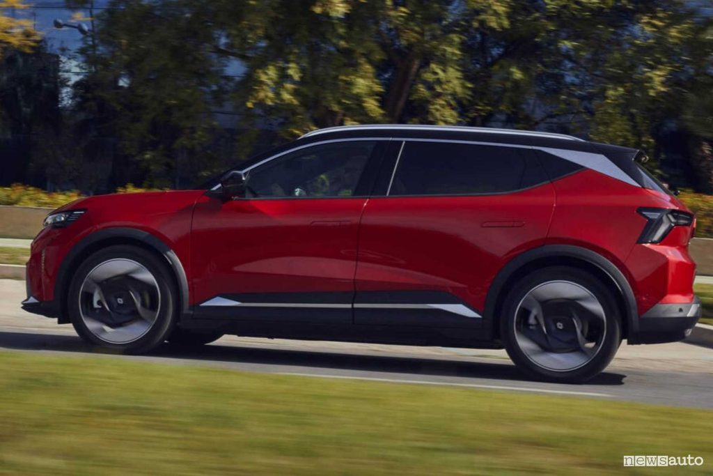 Renault Scenic E-Tech electric Iconic rossa su strada