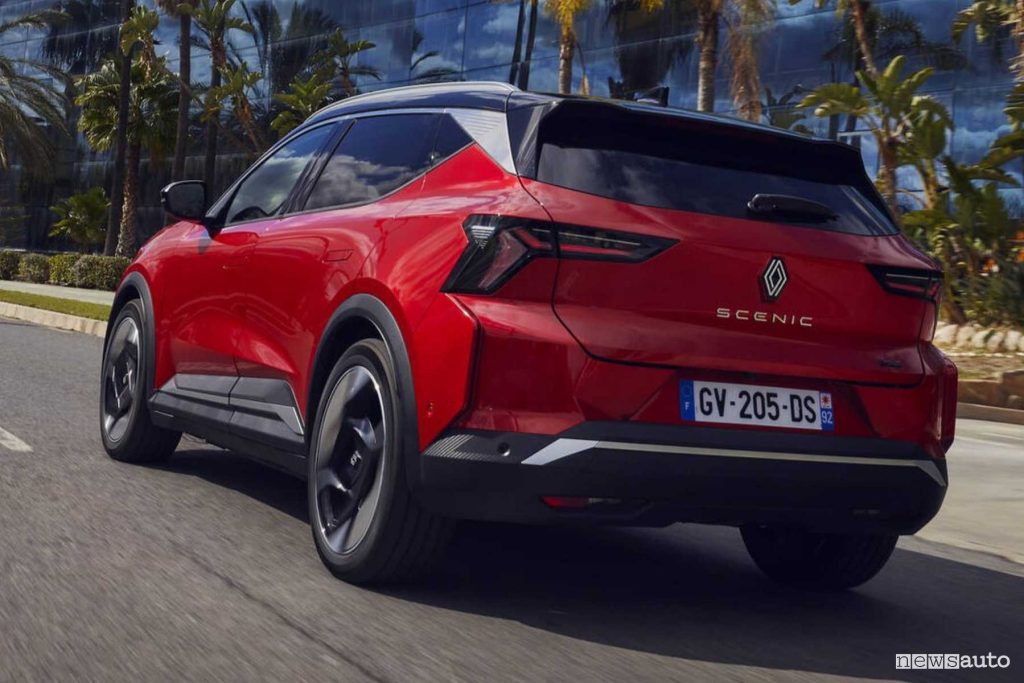 Renault Scenic E-Tech electric Iconic rossa su strada