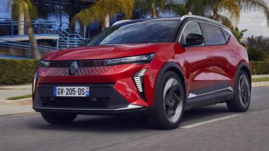Renault Scenic E-Tech electric Iconic rossa su strada