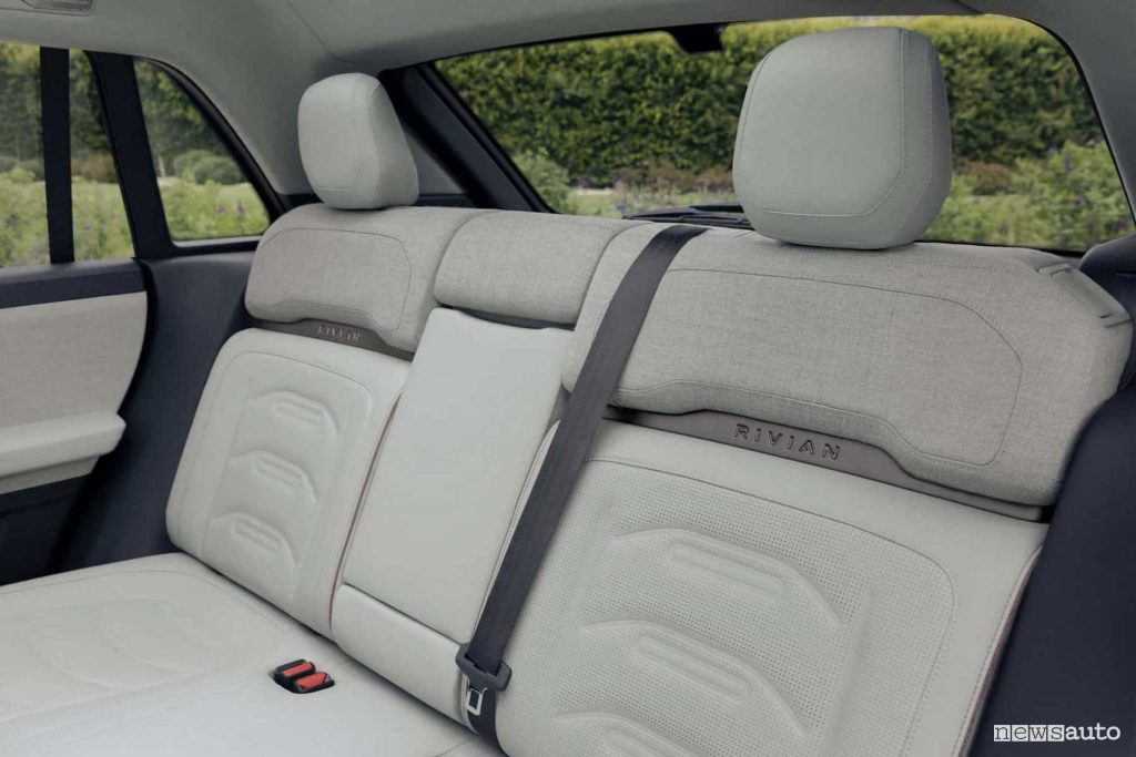 Rivian R3 sedili posteriori