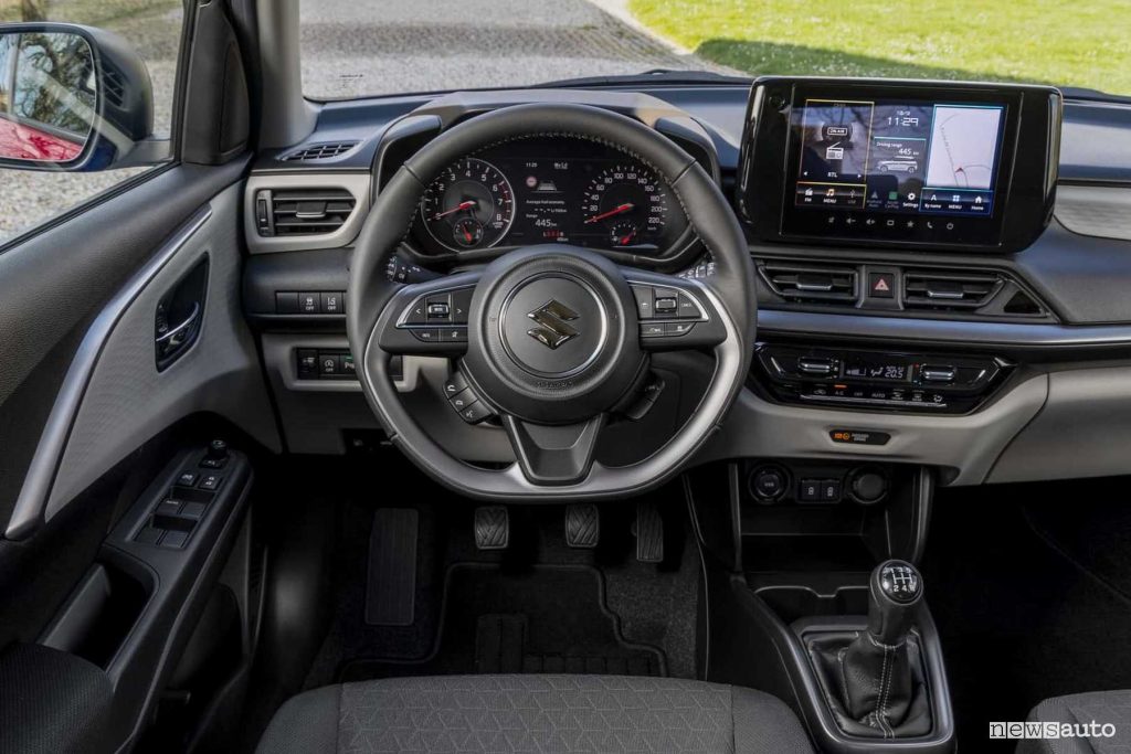 Nuova Suzuki Swift 2024 volante abitacolo