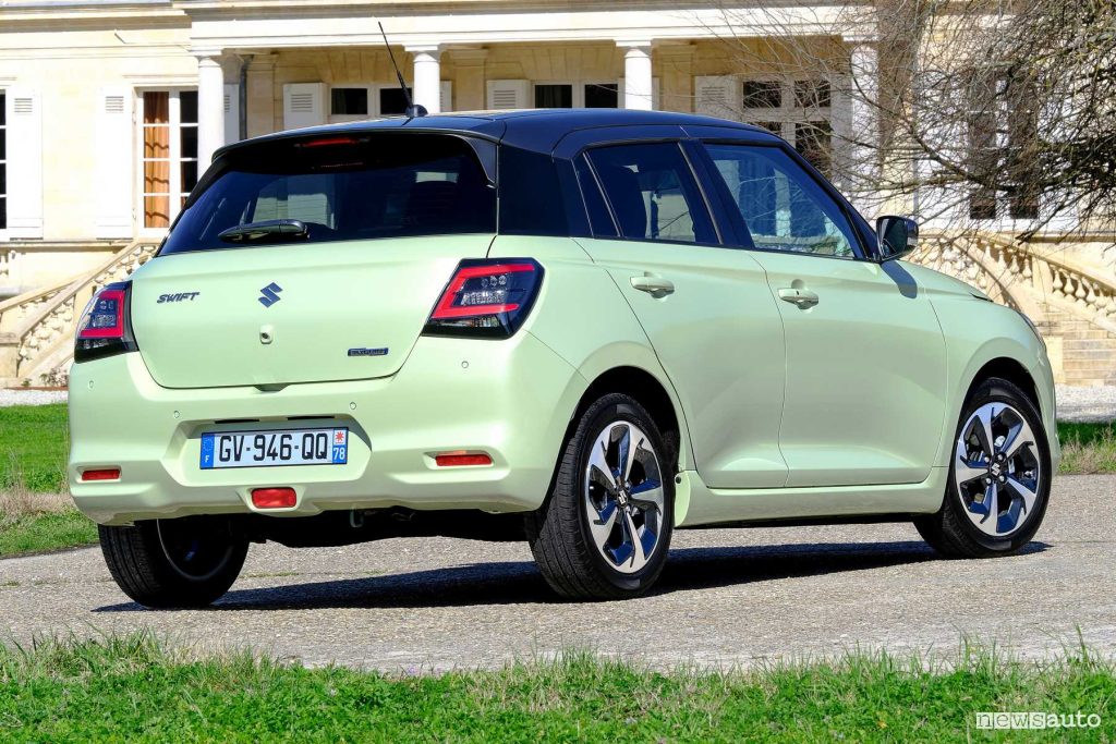 Nuova Suzuki Swift 2024 posteriore 3/4 Cool Yellow Metallic