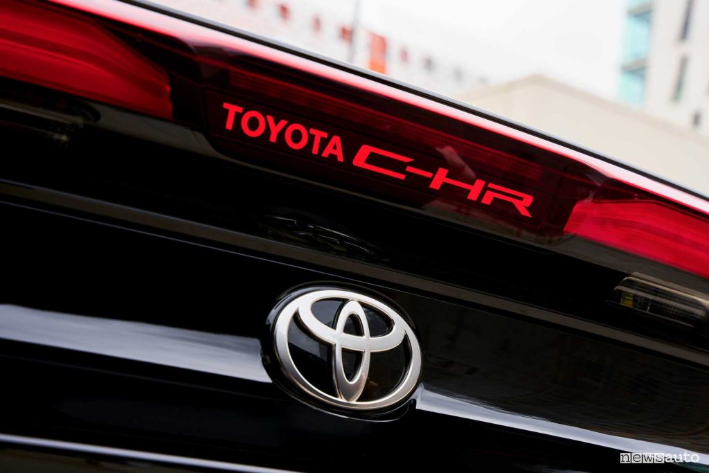 Logo Toyota C-HR PHEV firma luminosa