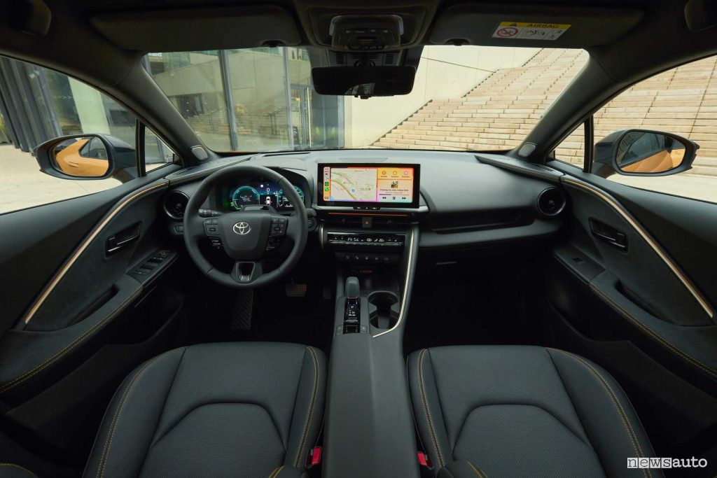 Toyota C-HR PHEV plancia strumenti